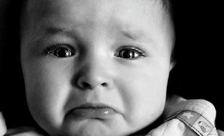 (Photo d'un bébé en larmes.)