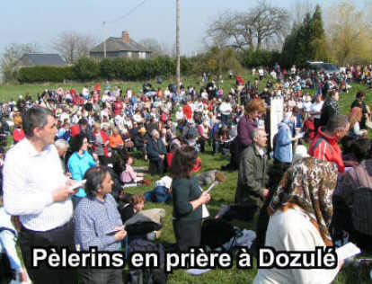 Photo de pèlerins en prière à Dozulé.