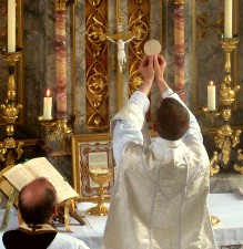 Prêtre élevant l'Hostie à la Messe