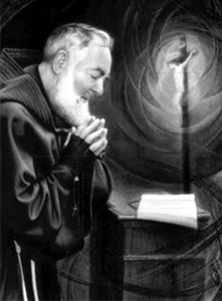 Image de Padre Pio priant devant un Crucifix.